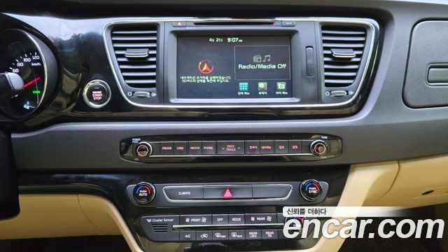 Kia Canival 2016 — photo 23
