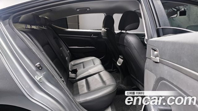 Hyundai AVANTE 2017 — photo 11