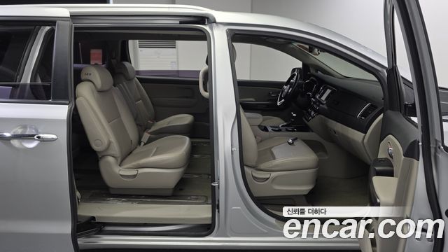 Kia Canival 2019 — photo 16