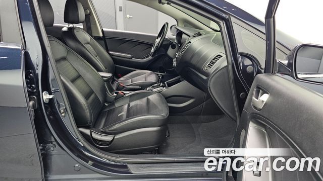 Kia K3 2016 — photo 12