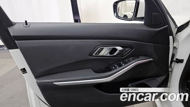 BMW 3-Series 2019 — photo 14