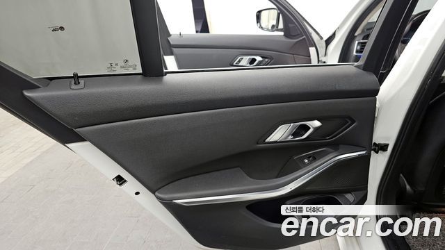 BMW 3-Series 2019 — photo 15