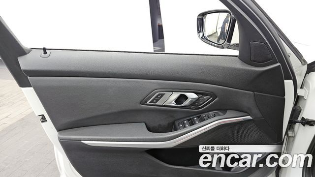BMW 3-Series 2019 — photo 32