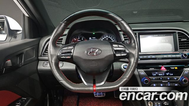 Hyundai AVANTE 2018 — photo 13