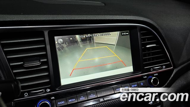 Hyundai AVANTE 2018 — photo 16