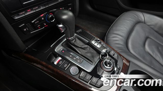 Audi A4 2010 — photo 12