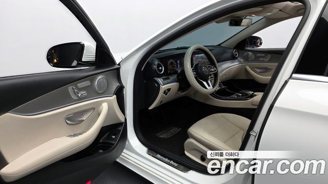 Mercedes-Benz E-Class 2019 — photo 13