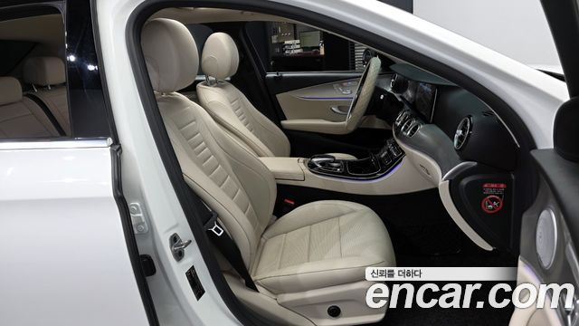 Mercedes-Benz E-Class 2019 — photo 17