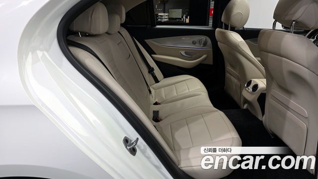Mercedes-Benz E-Class 2019 — photo 18