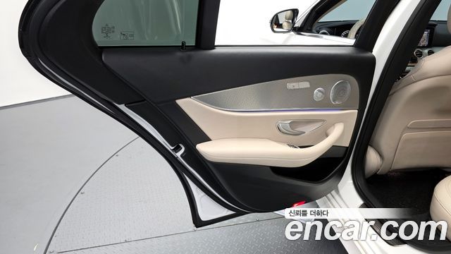 Mercedes-Benz E-Class 2019 — photo 15