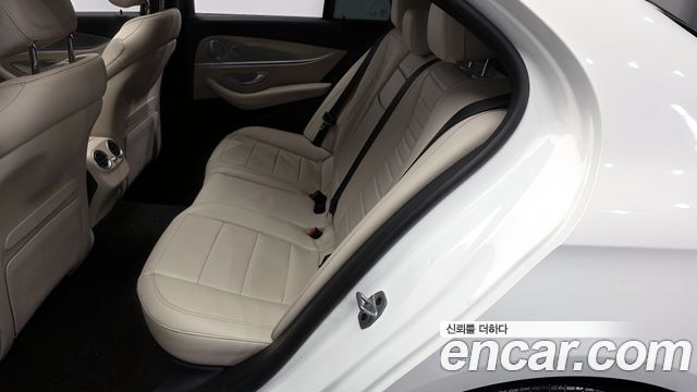 Mercedes-Benz E-Class 2019 — photo 16