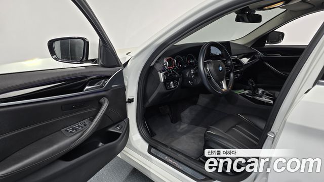 BMW 5-Series 2018 — photo 13