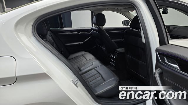 BMW 5-Series 2018 — photo 17