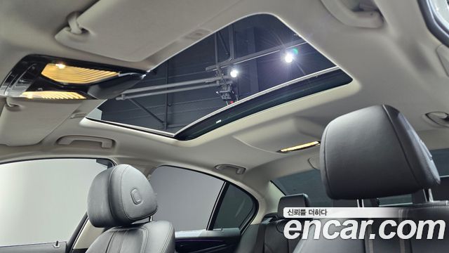 BMW 5-Series 2018 — photo 25