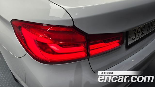 BMW 5-Series 2018 — photo 9
