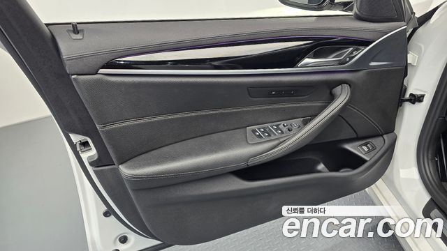 BMW 5-Series 2018 — photo 14