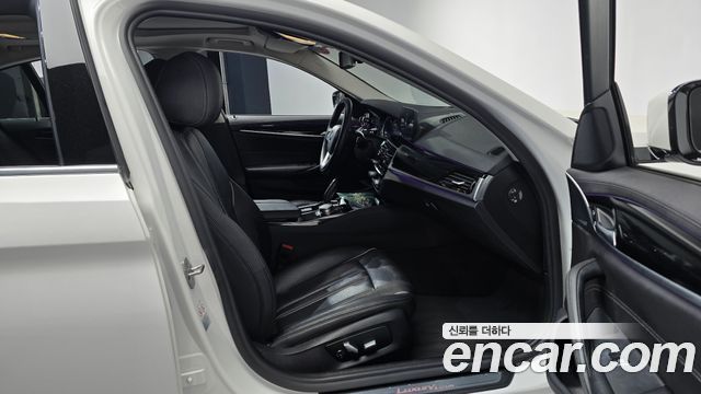 BMW 5-Series 2018 — photo 16
