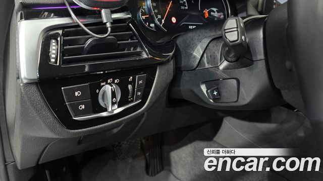 BMW 5-Series 2018 — photo 27