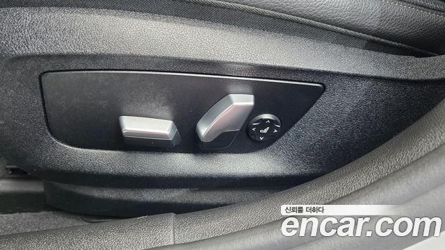 BMW 5-Series 2018 — photo 31