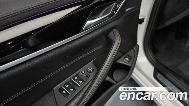 BMW 5-Series 2018 — photo 33