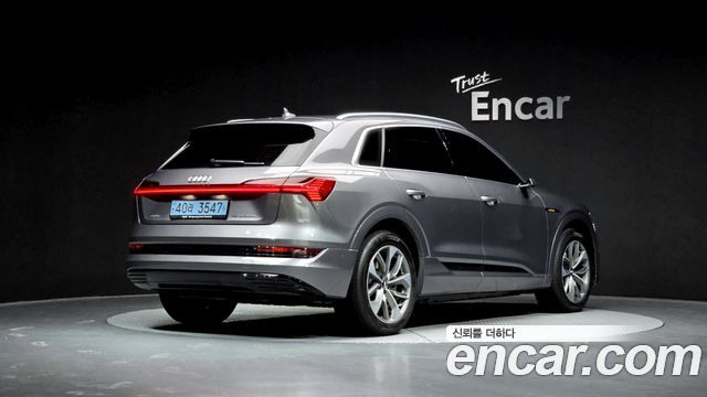 Audi e-tron 2020 — photo 2