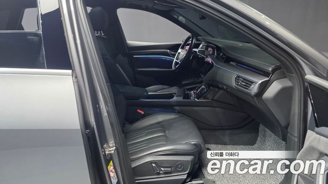Audi e-tron 2020 — photo 17