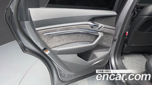 Audi e-tron 2020 — photo 15