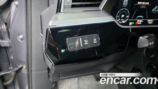 Audi e-tron 2020 — photo 27