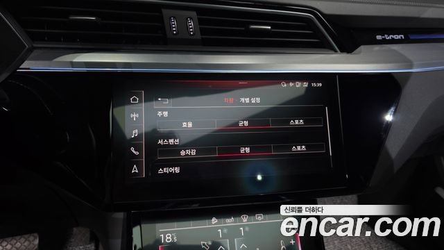 Audi e-tron 2020 — photo 29