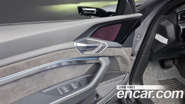Audi e-tron 2020 — photo 31