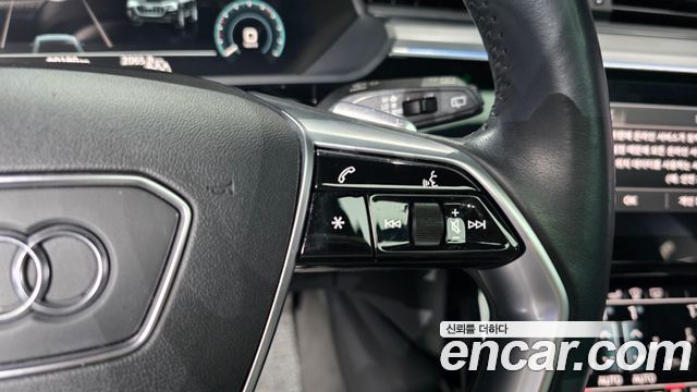 Audi e-tron 2020 — photo 34