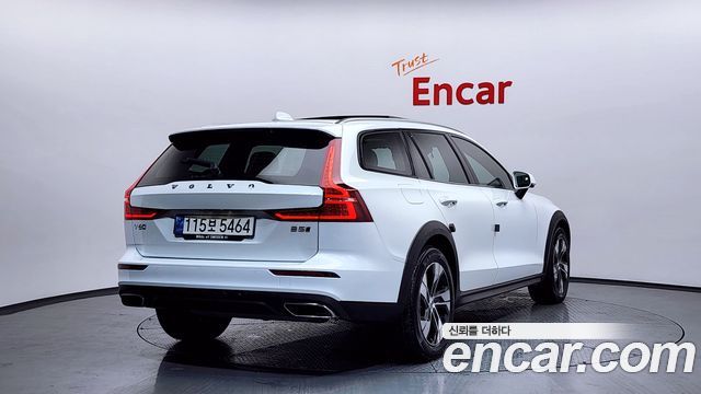 Volvo V60 2021 — photo 2