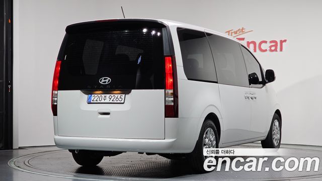 Hyundai Staria 2025 — photo 2