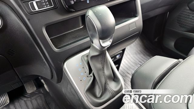 Hyundai Staria 2025 — photo 12