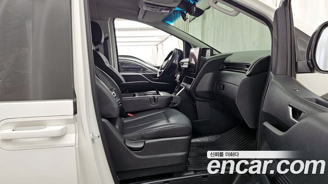 Hyundai Staria 2025 — photo 17