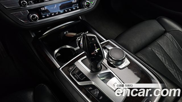 BMW 7-Series 2016 — photo 9