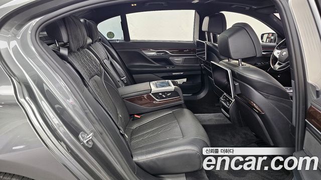 BMW 7-Series 2016 — photo 11