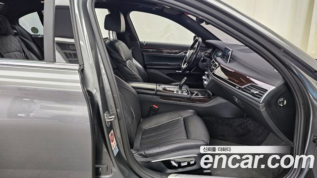 BMW 7-Series 2016 — photo 12