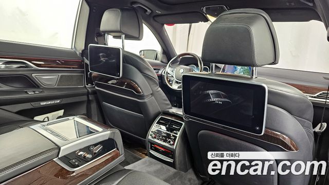 BMW 7-Series 2016 — photo 18