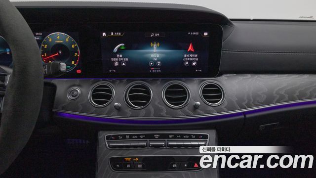 Mercedes-Benz E-Class 2023 — photo 16