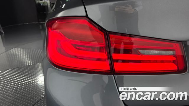 BMW 5-Series 2017 — photo 9