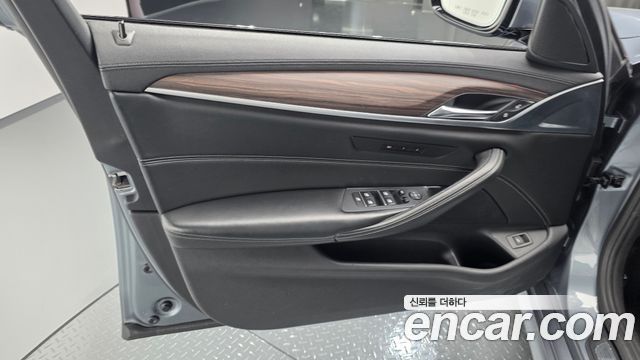 BMW 5-Series 2017 — photo 14