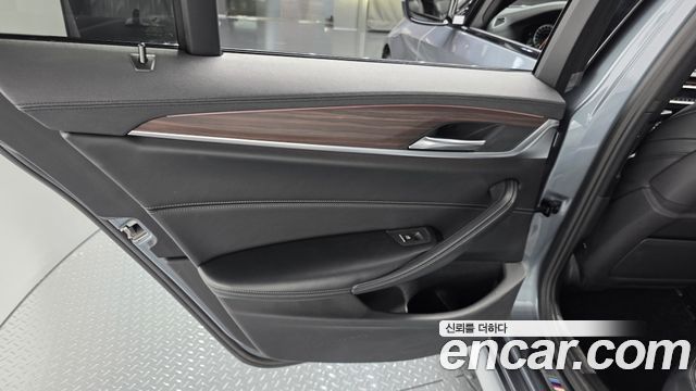 BMW 5-Series 2017 — photo 15