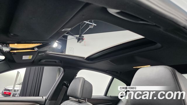 BMW 5-Series 2017 — photo 32