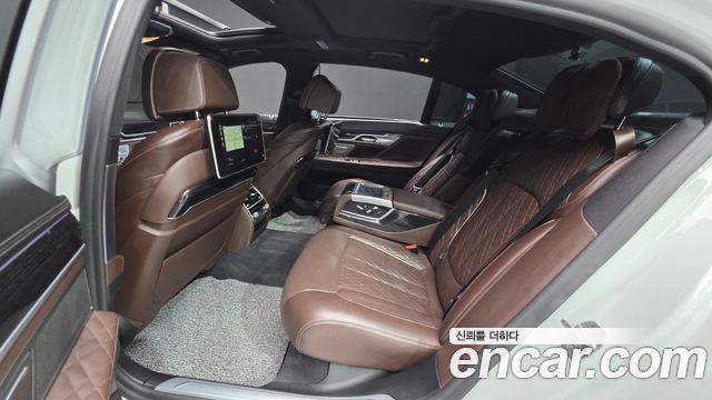 BMW 7-Series 2020 — photo 16