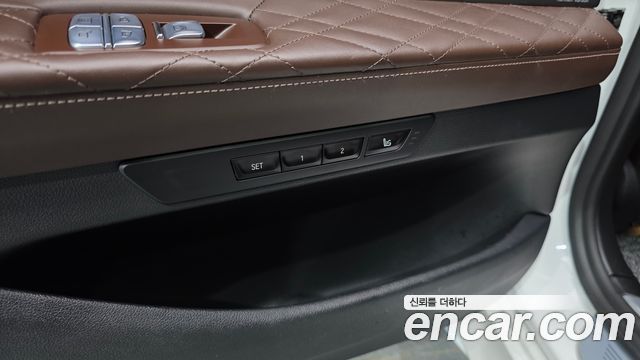 BMW 7-Series 2020 — photo 32