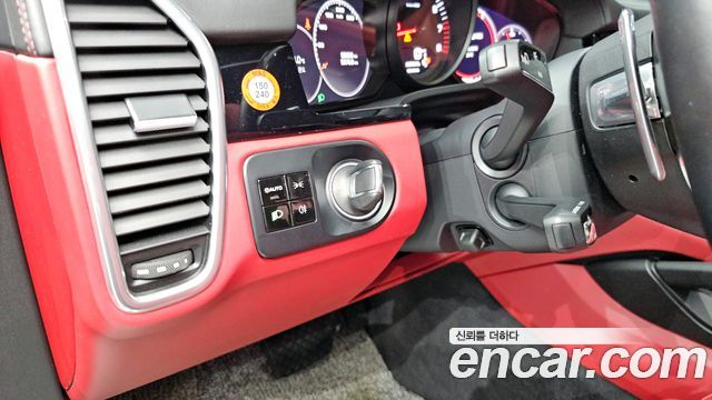 Porsche Cayenne 2020 — photo 28