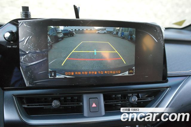 Lexus UX 2025 — photo 16