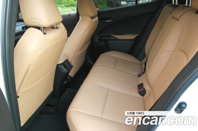 Lexus UX 2025 — photo 17