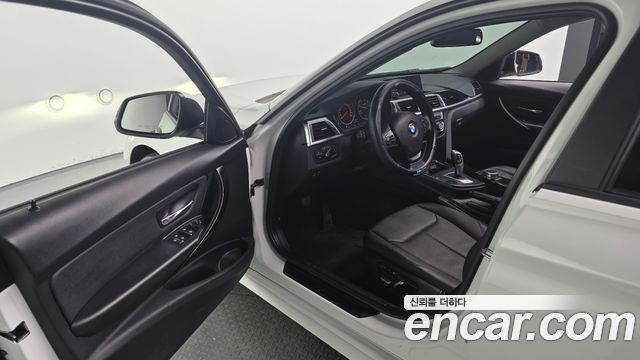 BMW 3-Series 2018 — photo 10
